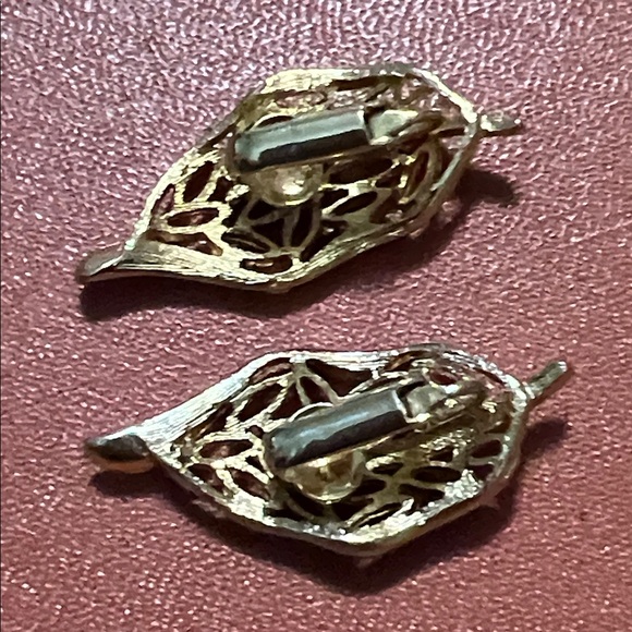 Detailed Vintage Gold Leaf Clip On Earrings. - Picture 6 of 6